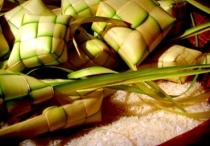 No bụng với bánh gạo Ketupat