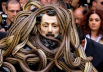 Lễ hội rước rắn rùng mình ở Italy