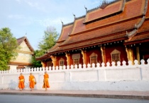 Luang Prabang thoáng bóng cà sa