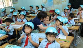 Tài trợ 5.600 mũ bảo hiểm cho phụ huynh và học sinh nghèo
