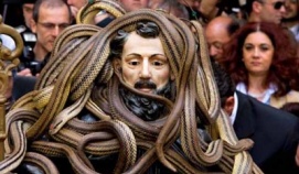 Lễ hội rước rắn rùng mình ở Italy