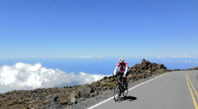 Bệnh nhân ung thư đạp xe lên núi lửa lớn nhất thế giới