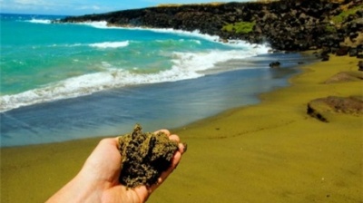 Bãi biển có màu cát xanh kỳ lạ ở Hawaii