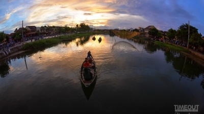 Phố soi bóng cổ xuống dòng kênh xanh