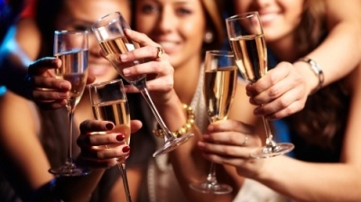 Tuyệt chiêu uống Champagne trong tiệc năm mới