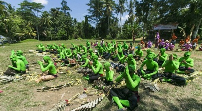 Lễ hội sơn xanh lên người để xua đuổi tà ma ở đảo Bali