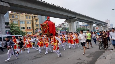 Rồng múa, kiệu xoay trên phố Hà Nội