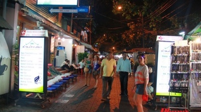 Ăn vặt trong khu Tây ba lô ở Bangkok