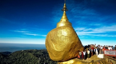 Chênh vênh ngôi chùa trên Hòn Đá Vàng ở Myanmar