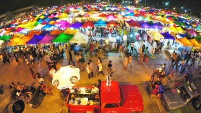 Chợ đồ cổ sắc màu Talad Rot Fai của Bangkok