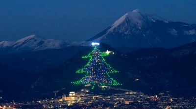 Choáng ngợp cây thông Noel nhân tạo cao bằng ngọn núi