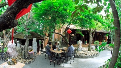 Đi uống cà phê ở quán triệu đô giữa Đà Nẵng