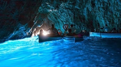Ghé thăm hang động có dòng nước xanh phát sáng