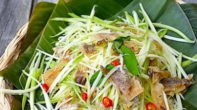 Gỏi xoài khô cá sặc, đặc sản níu chân du khách ở Cần Thơ