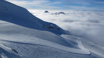 Khách du lịch mòn mỏi chờ tuyết phủ trên dãy Alps