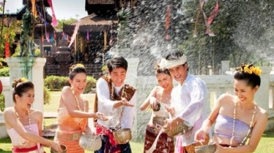 Lễ hội té nước Songkran của người Thái