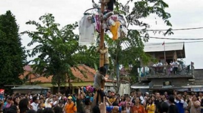 Lễ hội 'trèo cây cau bôi mỡ' ở Indonesia