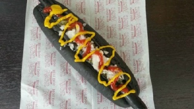 Món hot dog màu đen nhánh lạ lùng của Nhật