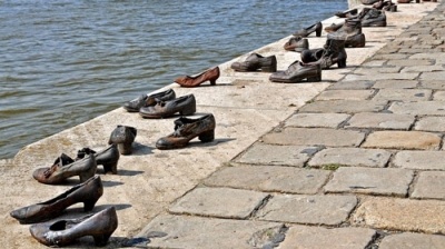 Những đôi giày vô chủ bên bờ sông Danube