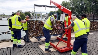 Paris dỡ bỏ ổ khóa tình yêu trên cầu Pont des Arts