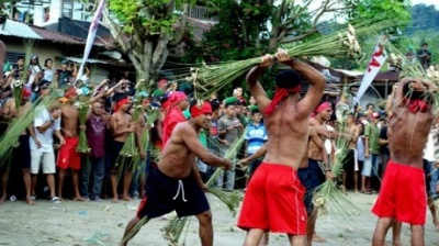 Pukul Sapu - lễ hội kỳ quặc nhất Indonesia