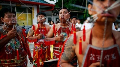 “Rợn người” trước những nghi lễ hành xác tại lễ hội ăn chay Phuket