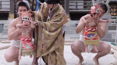 Sumo thi dọa trẻ em ở Nhật Bản