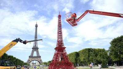 Tháp Eiffel có thêm 'em gái'